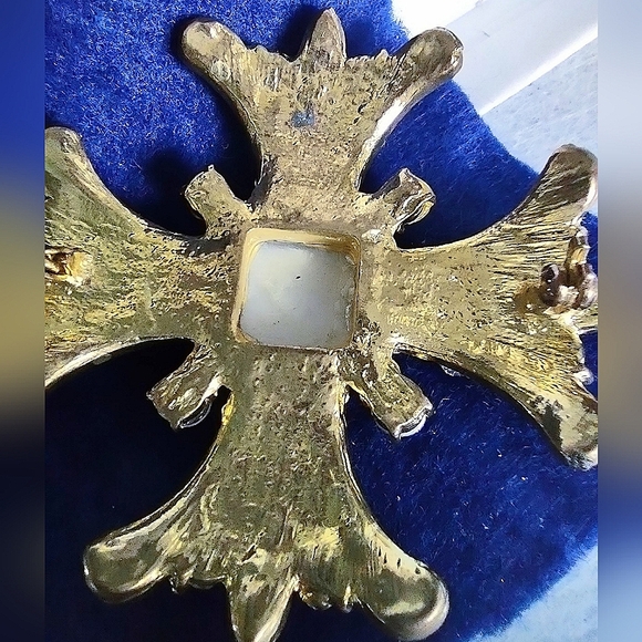 Crystal Encrusted Cross Brooch Art Deco Designed - Picture 7 of 10